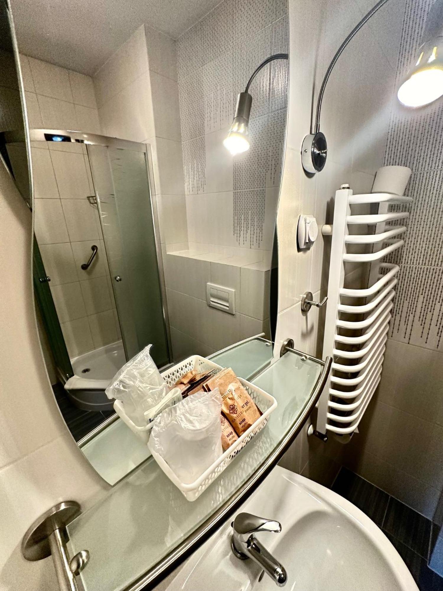 Hotel Pod Debami Ostrow Wielkopolski Exterior photo