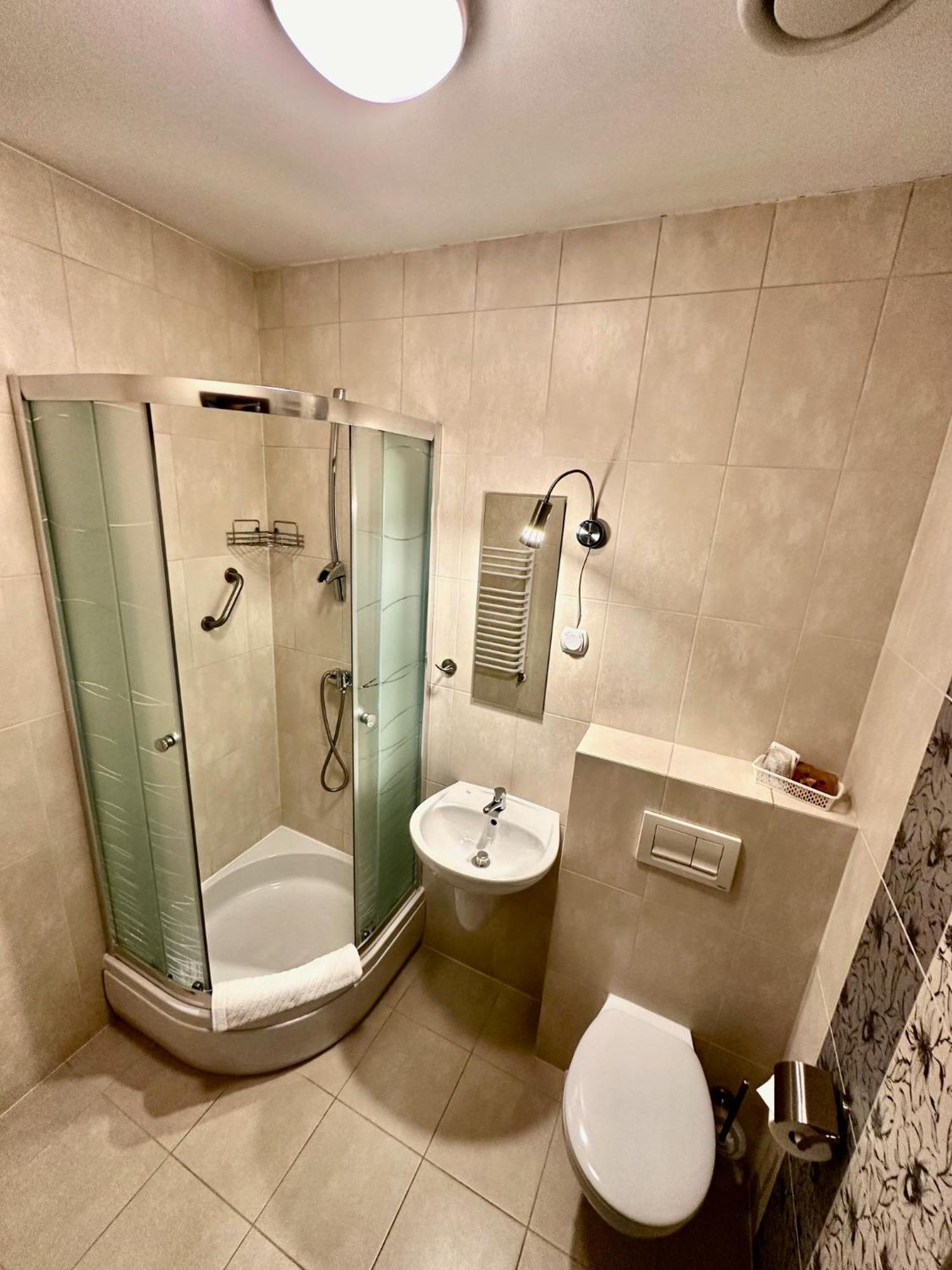 Hotel Pod Debami Ostrow Wielkopolski Exterior photo