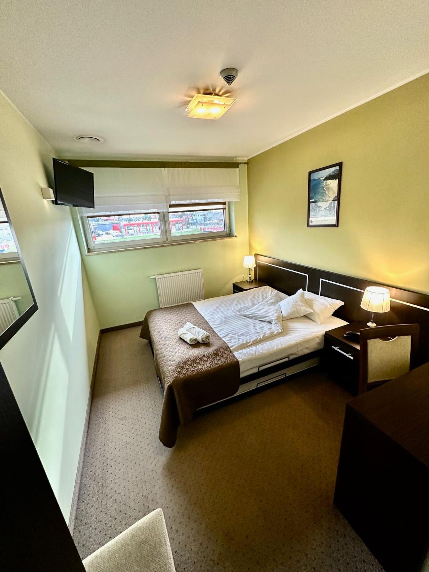 Hotel Pod Debami Ostrow Wielkopolski Exterior photo